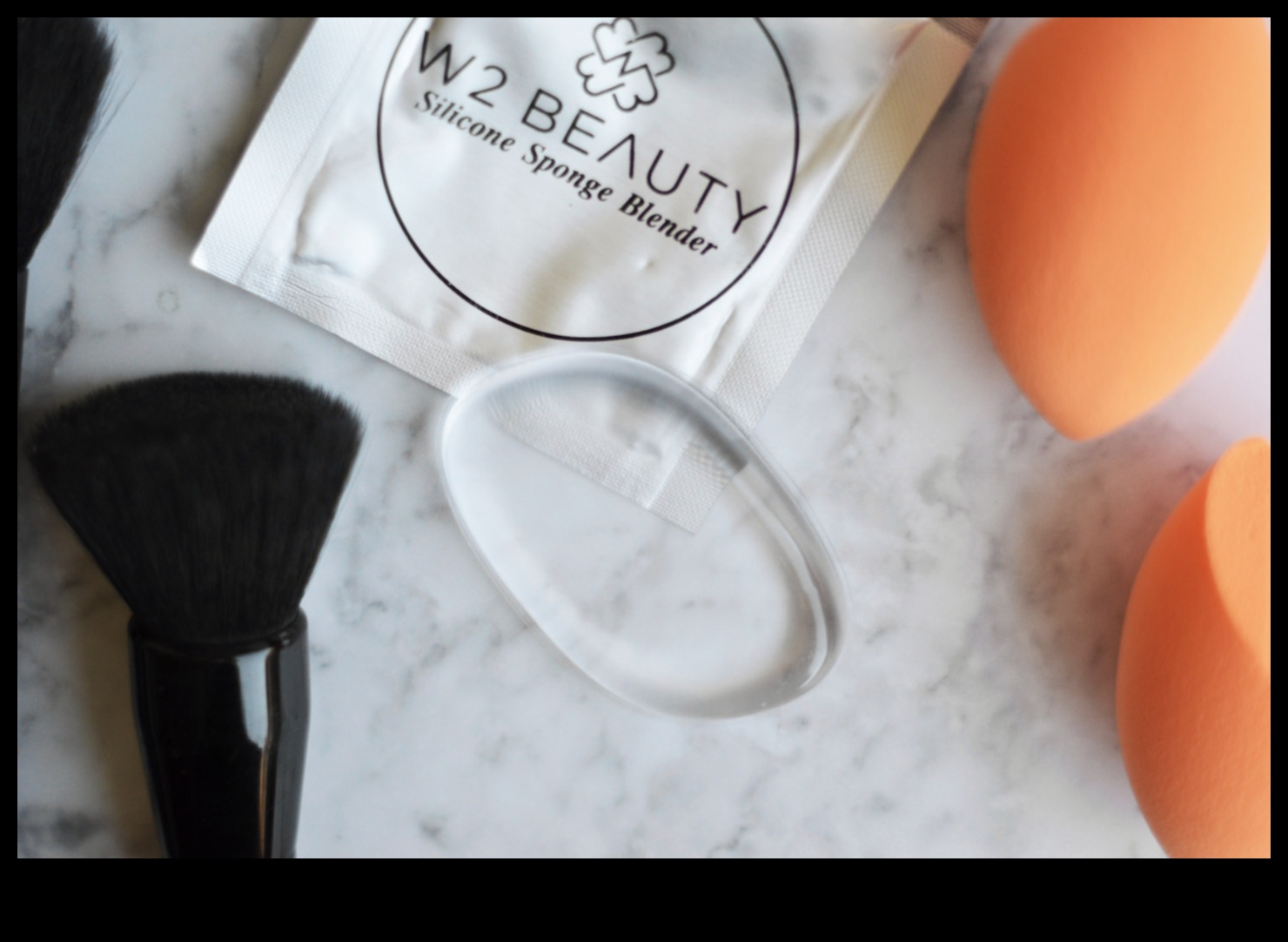 Σφουγγάρια σιλικόνης εναντίον παραδοσιακών μπλέντερ: Ποιο εργαλείο κυριαρχεί;