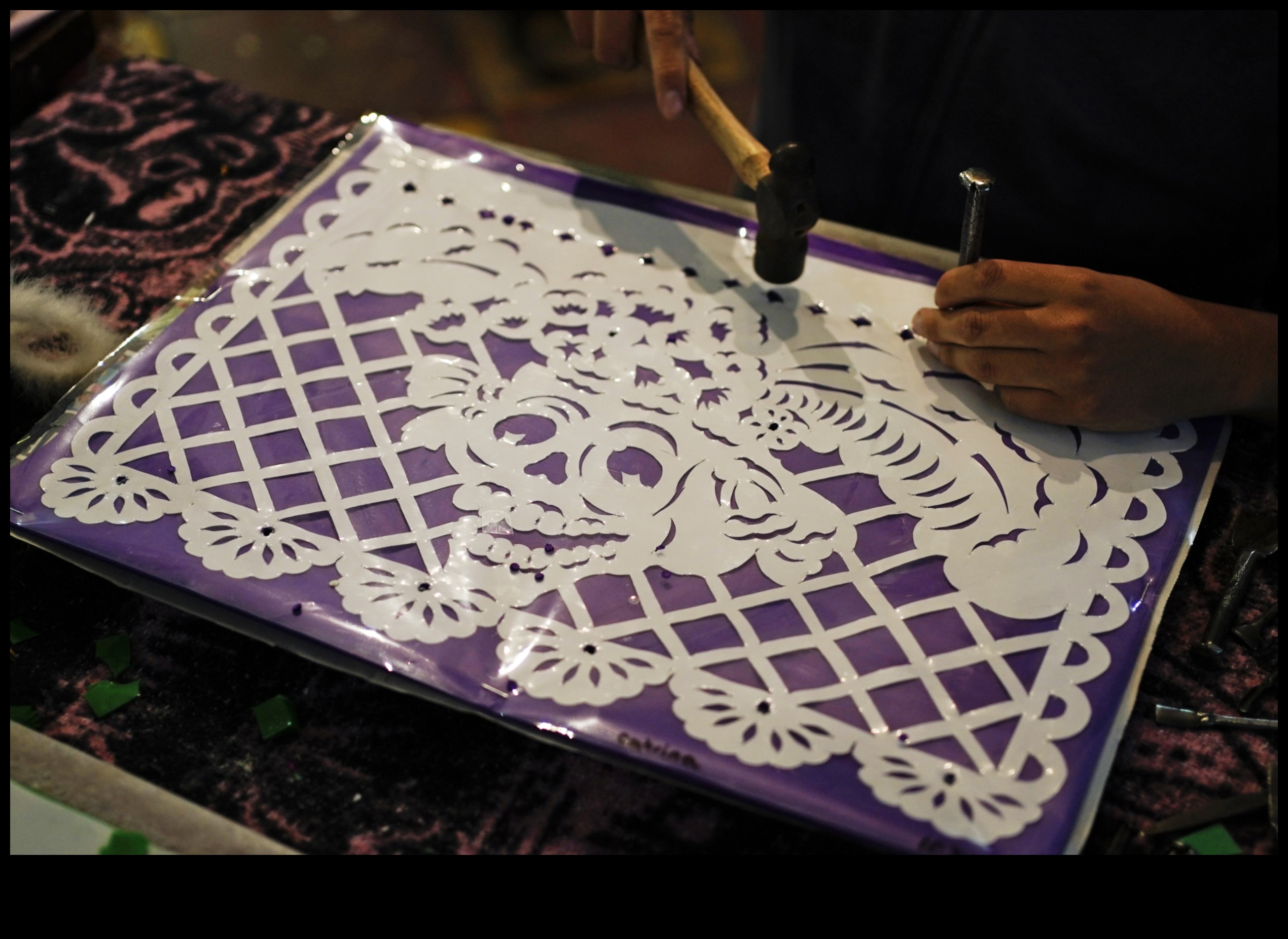 Papel Picado The Art of Cut Paper 3 Εξερευνώντας το Papel Picado: Παραδοσιακή μεξικάνικη κοπή χαρτιού