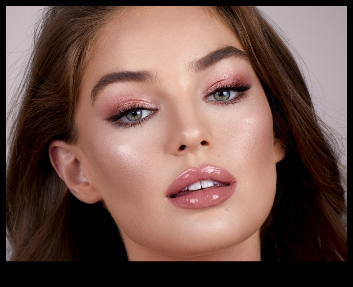 Η απόλυτη λίστα ελέγχου βραδινού μακιγιάζ: Είσαι προετοιμασμένη;